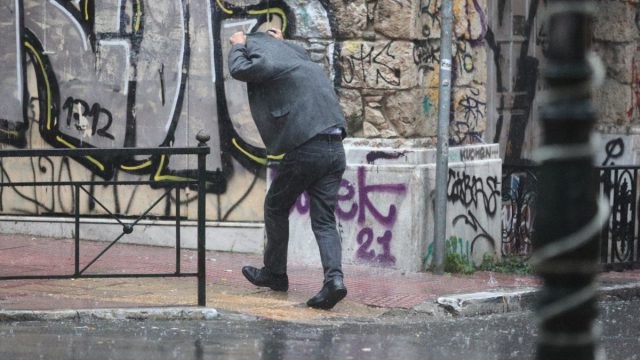 Καιρός σήμερα 8/3: Η μισή χώρα με ήλιο, η μισή με βροχές – Τι αναφέρουν Αρνιακός και Ρήγου