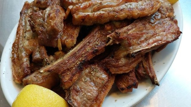 Κιτσαρώνας στο Μενίδι: Η «ιεροτελεστία» του κρέατος που κρατά από παλιά – Τα ξακουστά παϊδάκια και το μπιφτέκι από ζυγούρι που κάνουν όλη την Αθήνα να ανηφορίζει