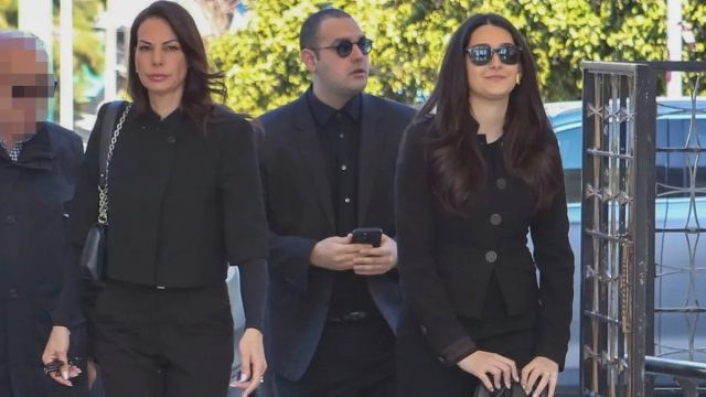 Ένας χρόνος από τον θάνατο του Αλέξη Κούγια: Η Εύη Βατίδου με τον Χρίστο και Μάιρα Κούγια συγκινημένοι στο ετήσιο μνημόσυνο