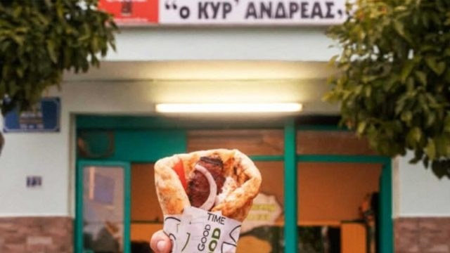 Κυρ Ανδρέας: Το σουβλάκι-θρύλος που «αρνείται» να αλλάξει από το 1972