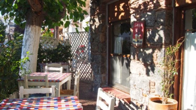 Βρήκαμε το πιο φθηνό ταβερνάκι της Ελλάδας – Κατάλογος με τιμές στο 1,80 και τα 2 ευρώ