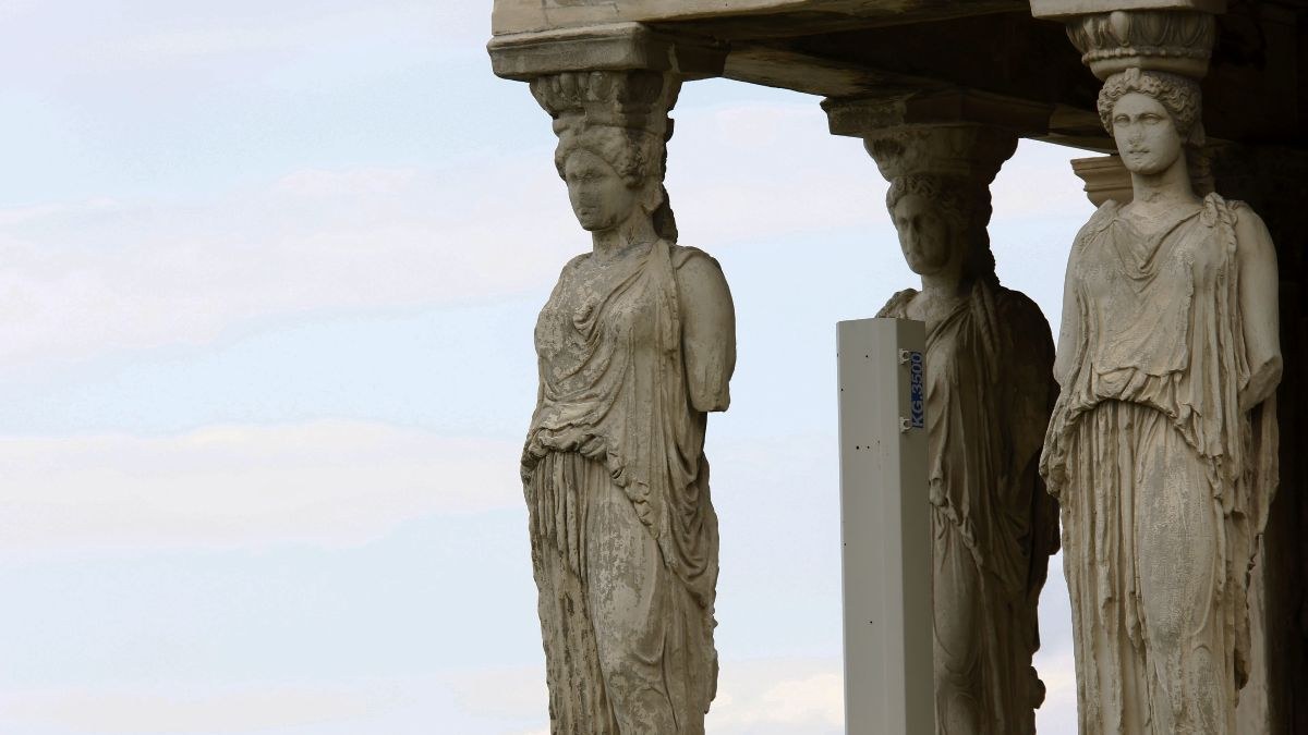 Μυστήριο στο Κουκάκι: Τι κάνει μια… καρυάτιδα σε μπαλκόνι πολυκατοικίας;