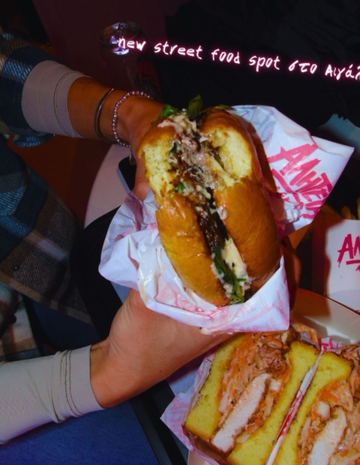 Κοντινό πλάνο ενός burger με διπλό μπιφτέκι, λιωμένο κίτρινο τυρί και αφράτο ψωμάκι brioche