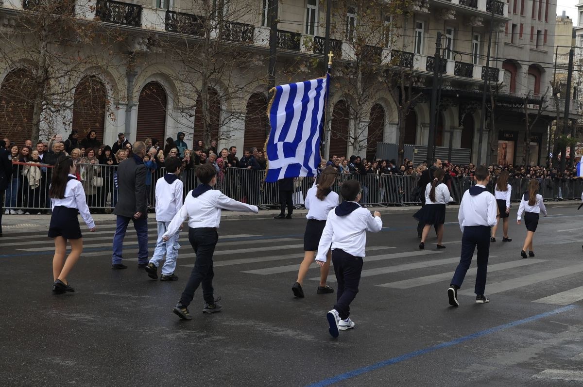Δεν λύγισε η παρέλαση από τον καιρό