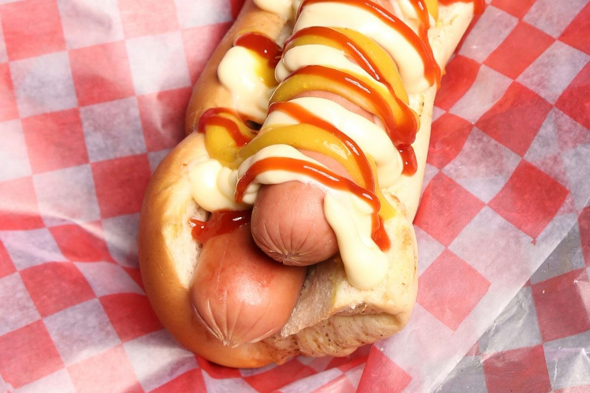Breakfast hot dog με λουκάνικο, τηγανητό αυγό και καραμελωμένα κρεμμύδι