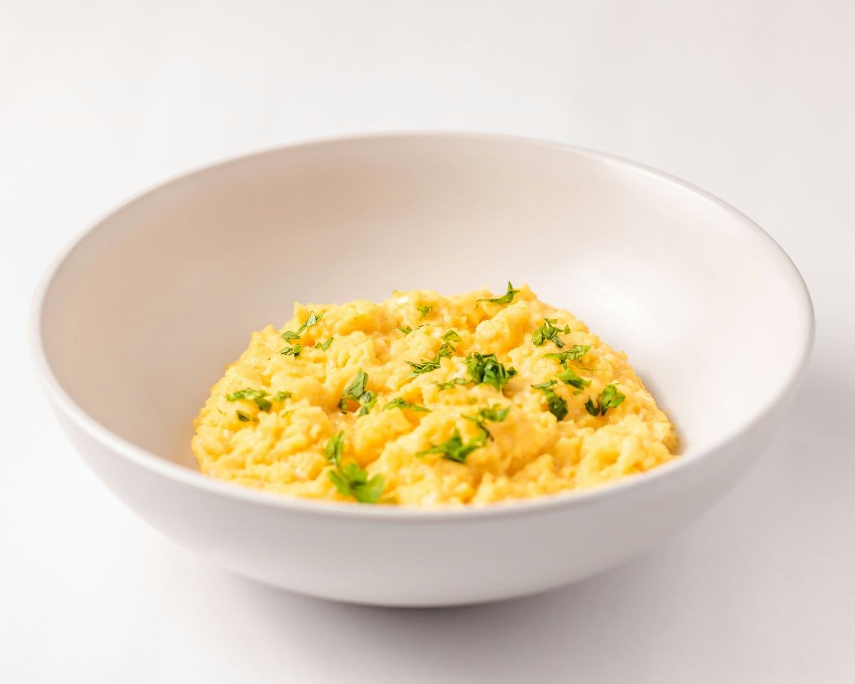 Bowl με scrambled eggs, κινόα, kale και ανατρεπτικά toppings