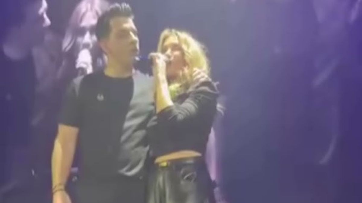 Η τραγουδίστρια Στέλλα Καλλή με λαμπερό look και μικρόφωνο στο χέρι, τραγουδάει με πάθος σε νυχτερινό κέντρο υπό την αποθέωση του κοινού