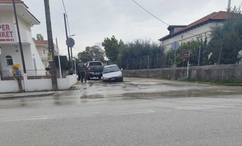 Το ατύχημα με το διερχόμενο όχημα που έπεσε σε τρύπα στην περιοχή της παλιάς «Άνοιξης»,
