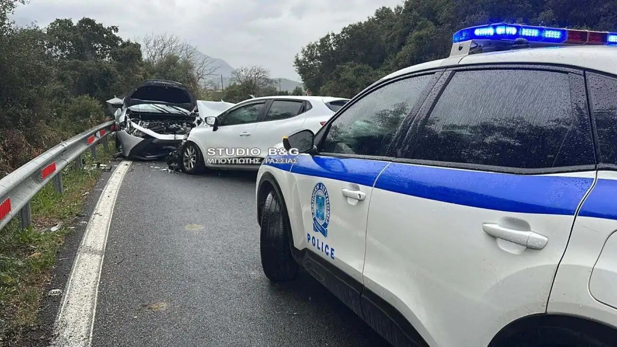 Δύο αυτοκίνητα συγκρούστηκαν πλαγιομετωπικά, με αποτέλεσμα δύο άτομα να τραυματιστούν σοβαρά και να μεταφερθούν εσπευσμένα στο νοσοκομείο.