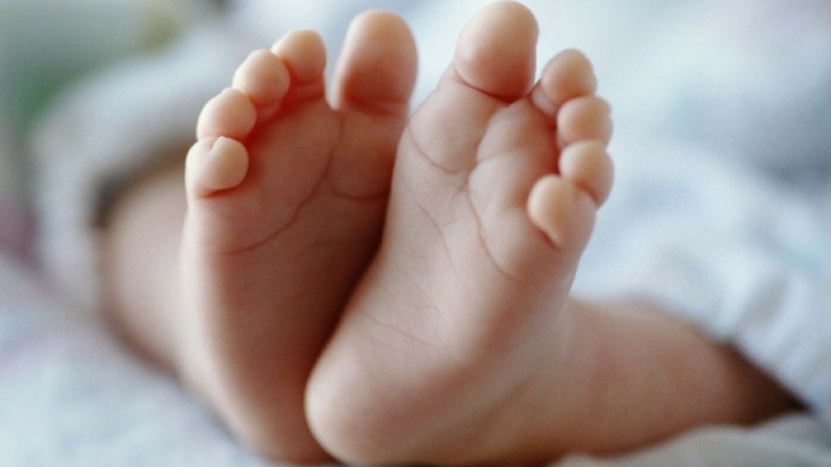 Ηλεία: Υποψίες κακοποίησης για βρέφος με εγκαύματα και κατάγματα