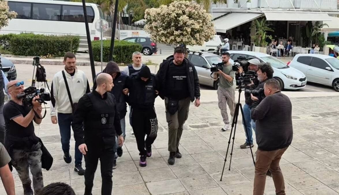 «Την πήγα λιπόθυμη έξω…»: Στο Δικαστήριο ο πρώην αρσιβαρίστας για τον θάνατο της Μυρτούς – Η ώρα της αλήθειας για το «ανθρωποκτονία από πρόθεση» την ημέρα που την αποχαιρετά το νησί!