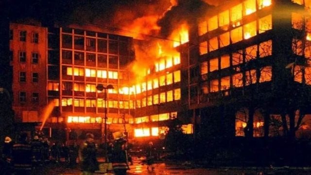 Σαν σήμερα, 23 Απριλίου 1999: Ο βομβαρδισμός της σερβικής τηλεόρασης στο Βελιγράδι και το ρήγμα στον πόλεμο του Κοσσυφοπεδίου