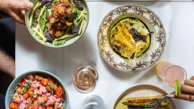 Νηστεία με… γκουρμέ υπογραφή: Το vegan στέκι που μεταμόρφωσε ένα νεοκλασικό στο κέντρο της Αθήνας