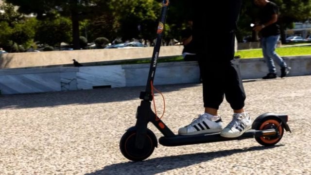 «Πόλεμος» στην άσφαλτο: Ο θάνατος του 13χρονου στην Ηλεία ξεσκεπάζει την αλήθεια για τα ηλεκτρικά πατίνια – Η ομολογία των γιατρών που σοκάρει