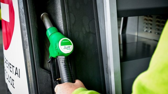 «Φωτιά» τα καύσιμα: Ποιοι κερδίζουν τελικά από fuel pass και diesel και ποιοι βάζουν το χέρι πιο «βαθιά»