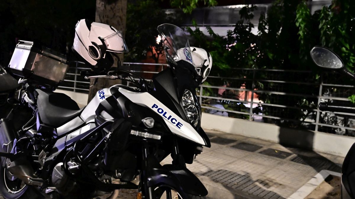 Σκηνές έντασης στην Αθήνα: Οπλισμένος άνδρας απέναντι στην αστυνομία