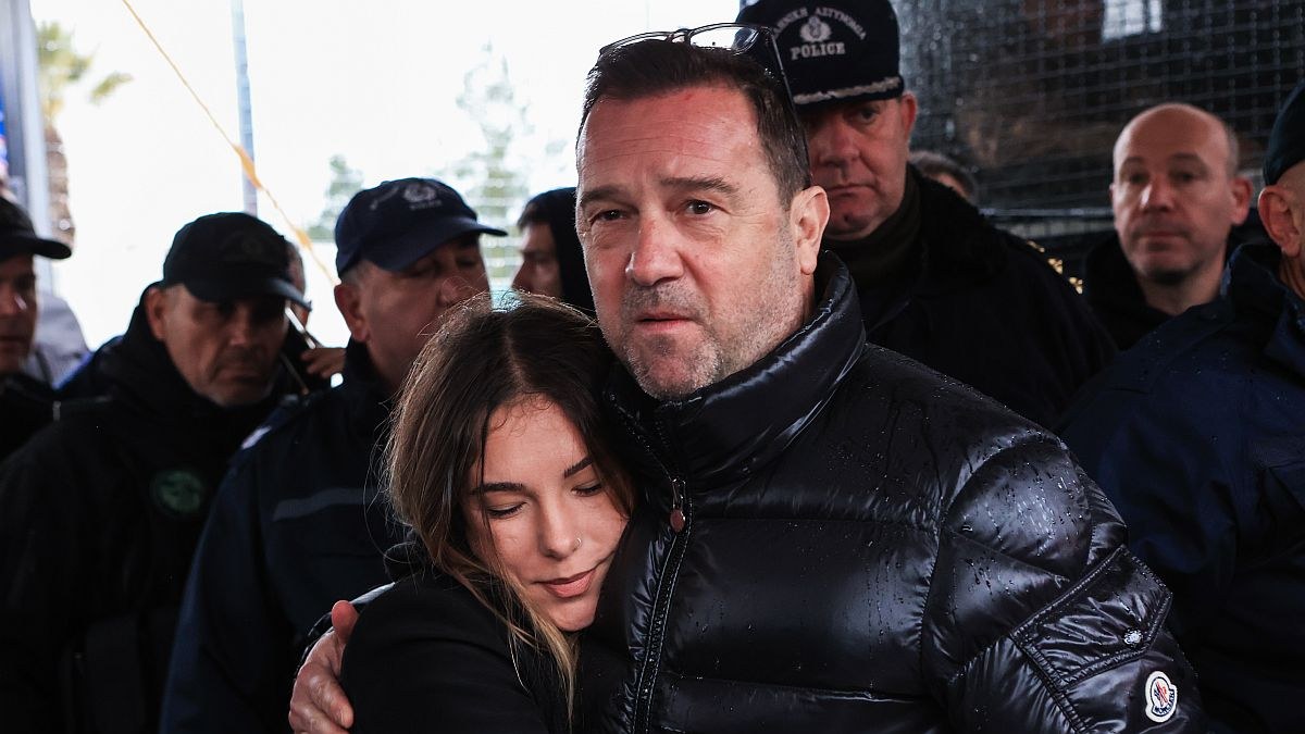 «Αθάνατες! Όλοι φυλακή!»: Συγκλόνισε το ξέσπασμα του Νίκου Πλακιά για την δολοφονία των δίδυμων κοριτσιών του στη δίκη για τα Τέμπη