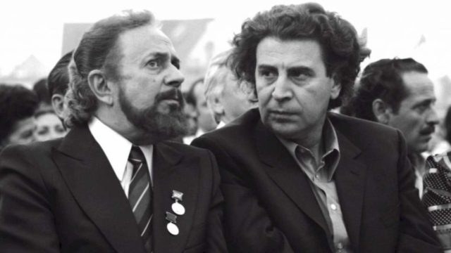 Σαν σήμερα, 03 Απριλίου 1966: Η «Ρωμιοσύνη» του Θεοδωράκη δονεί το θέατρο Διάνα – Όταν η ποίηση του Ρίτσου κατέβηκε στους δρόμους