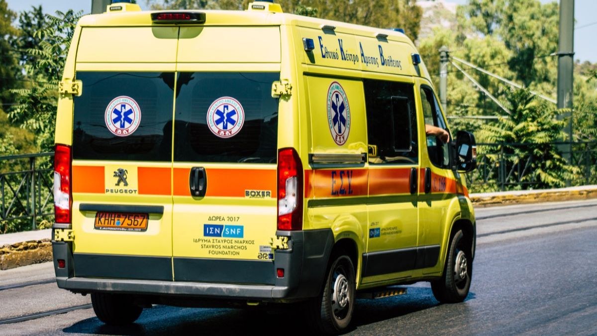 Σοκ στην Αγία Βαρβάρα: 19χρονες φίλες τσακώθηκαν άγρια – Η μία έπεσε από τζαμαρία, φέρει σοβαρά τραύματα σε κεφάλι και λαιμό
