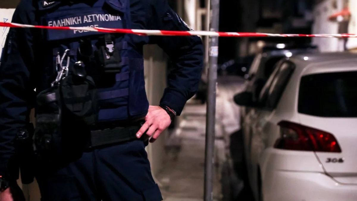 Θρίλερ στο κέντρο της Αθήνας: Εντοπίστηκε νεκρή γυναίκα σε ακάλυπτο πολυκατοικίας – Προσήχθη ύποπτος