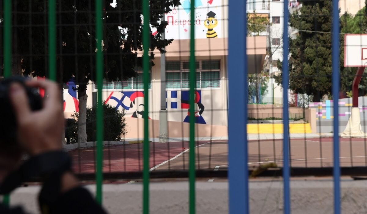 Αναστάτωση σε σχολείο του Βόλου: Μαθήτρια κατήγγειλε ότι η εκπαιδευτικός έβαζε θρίλερ αντί για μάθημα.