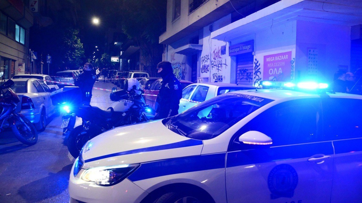 Ισχυρές αστυνομικές δυνάμεις έχουν αποκλείσει την περιοχή στον Νέο Κόσμο λόγω του άνδρα που παραμένει ταμπουρωμένος.