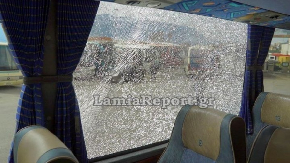 Ανήλικος Ρομά έσπασε παράθυρα λεωφορείων στην Αθηνών – Λαμίας: Στιγμές τρόμου για τους επιβάτες