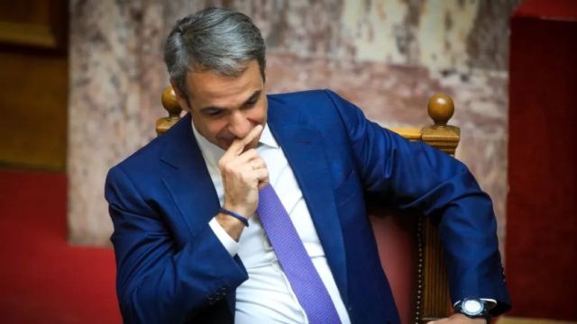 Νέα Δημοκρατία: «Βράζουν» οι βουλευτές πριν τη συνεδρίαση – Το σχέδιο του Μητσοτάκη για να «ρίξει» τους τόνους