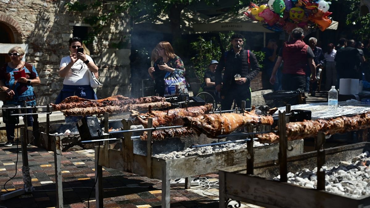 Viral εικόνες από το Μοναστηράκι: Σούβλες, κρασί και γιορτινή διάθεση