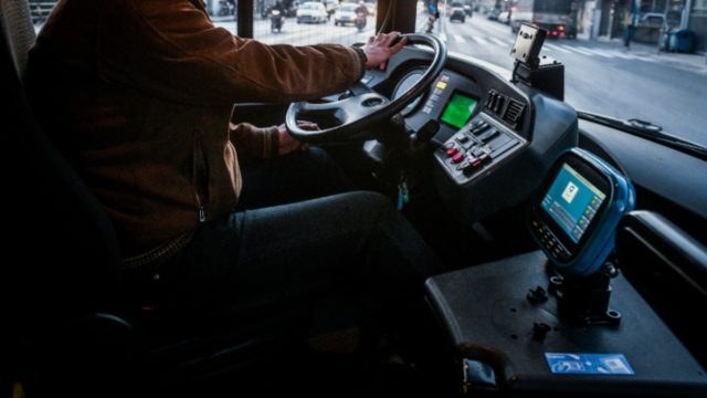 Πράξη εντιμότητας σε λεωφορείο της Αθήνας: Γιαγιά ξέχασε τσάντα με 30.000 ευρώ, λίρες και κοσμήματα και της την επέστρεψαν