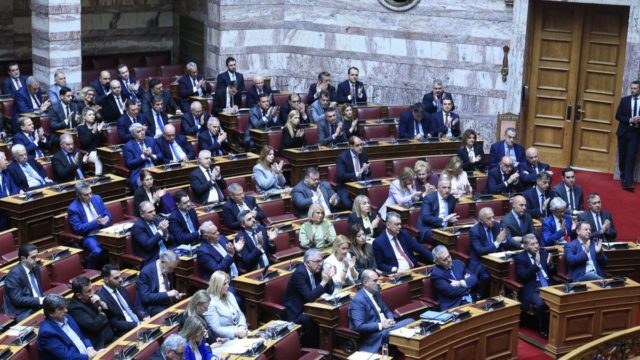 Βουλή: Σε εξέλιξη η ψηφοφορία για την άρση ασυλίας των 13 βουλευτών της ΝΔ – «Δεν περίμενα ποτέ να βρεθώ σε αυτή τη θέση», λέει ο Τσιάρας