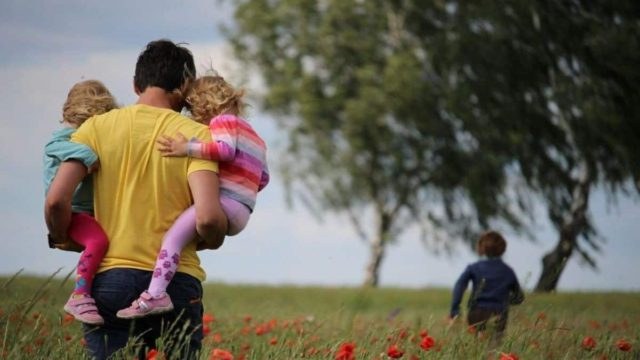Έρχεται επίδομα-ανάσα: Μέχρι και 900€ για οικογένειες – Δείτε αν το δικαιούστε
