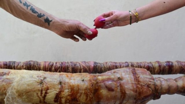 Πάσχα 2026: Λιγότερα στο καλάθι, περισσότερα στο ταμείο – Αρνί και τσουρέκι «καίνε» τα νοικοκυριά