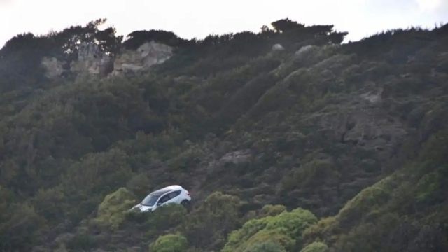Φρίκη στη Ρόδο: Άνδρας προσπάθησε να ρίξει το αυτοκίνητο σε γκρεμό έχοντας μέσα την σύζυγο και το παιδί τους