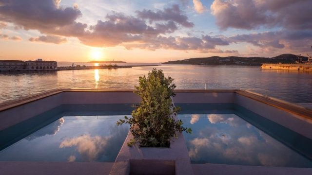 Shapes Luxury Suites: Μια σύγχρονη εμπειρία φιλοξενίας στη Σύρο