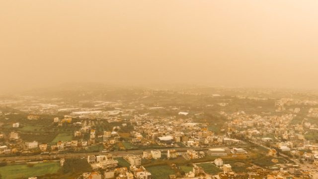 Καιρός: Γιατί βλέπουμε αφρικανική σκόνη αλλά δεν μας επηρεάζει – Τι εξηγεί ο Θοδωρής Κολυδάς