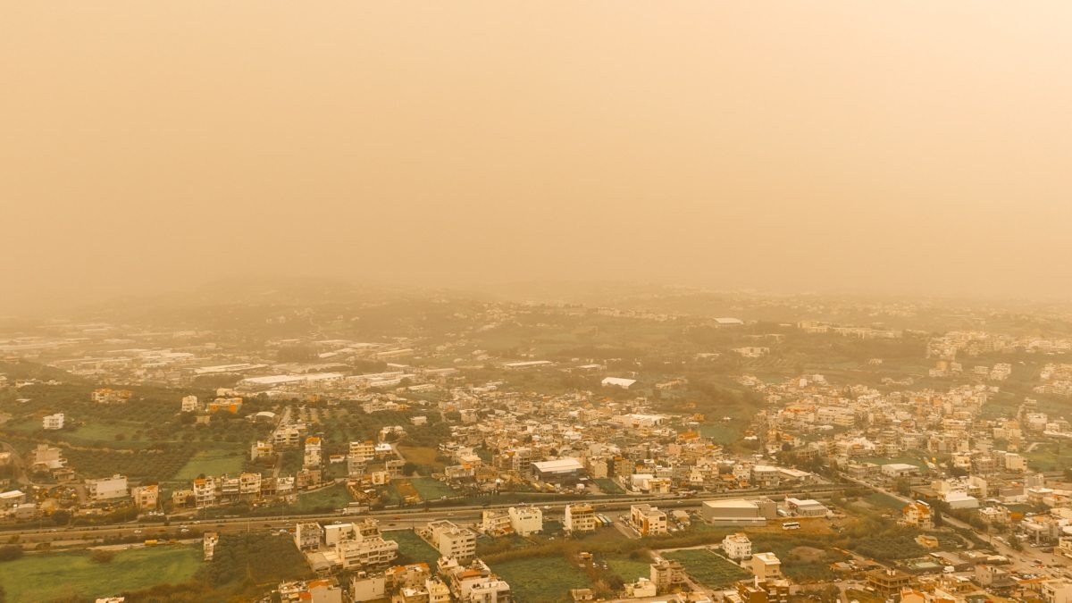 Καιρός: Γιατί βλέπουμε αφρικανική σκόνη αλλά δεν μας επηρεάζει – Τι εξηγεί ο Θοδωρής Κολυδάς
