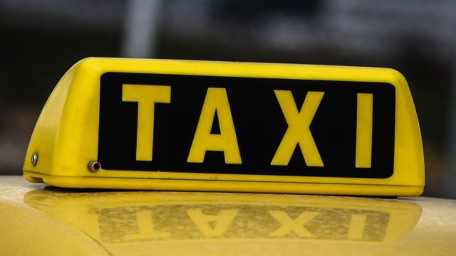 «Χρυσή» κούρσα με χειροπέδες στην Αθήνα: Οδηγός ταξί χρέωσε τουρίστες 45 ευρώ για τη διαδρομή Μοναστηράκι–Πειραιάς χωρίς ταξίμετρο