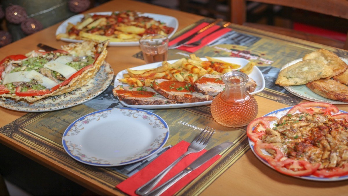 Φαγητό χωρίς τέλος: Το εστιατόριο του Πειραιά που θα τρως σαν να είσαι καλεσμένος σε γάμο