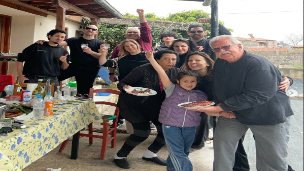 Η Ελένη Χατζίδου ποζάρει με όλο της το σόι την ημέρα του Πάσχα