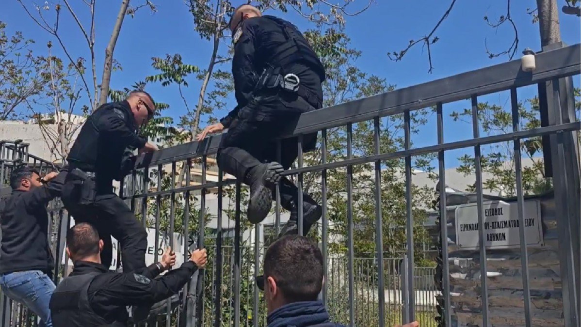 Ισχυρές αστυνομικές δυνάμεις έσπευσαν άμεσα στο σημείο και εισήλθαν στο χώρο