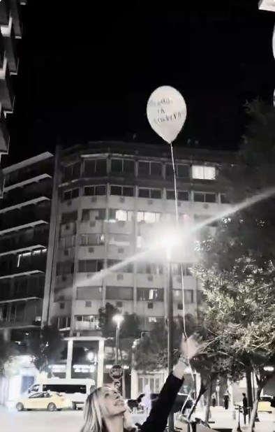 Η συμβολική κίνηση της κοπέλας
