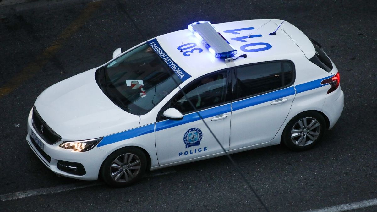 Σοκ στο Αιγάλεω: 60χρονος έβγαλε τα γεννητικά του όργανα και αυνανιζόταν μπροστά σε γυναίκες – Η κίνηση-ματ 15χρονου που έφερε τη σύλληψη