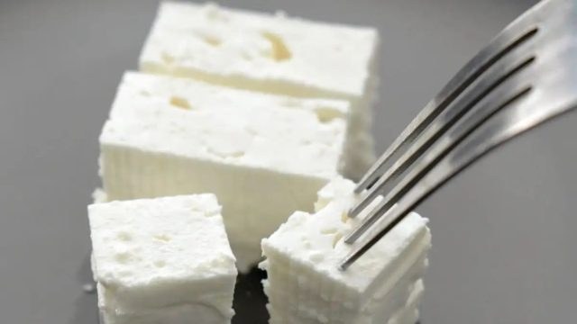 Φέτα έως 18 ευρώ το κιλό: Γιατί ανεβαίνει η τιμή της και τι δυσκολεύει τις ελληνικές εξαγωγές