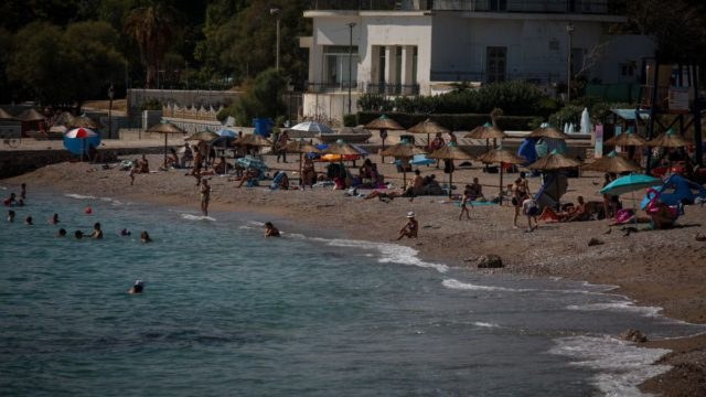 Ετοιμαστείτε για βουτιές: Οι 3 καλύτερες παραλίες της Αττικής για το πρώτο μπάνιο του 2026
