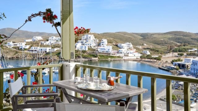 Porto Klaras Suites: Minimal πολυτέλεια στην πιο αυθεντική πλευρά των Κυκλάδων