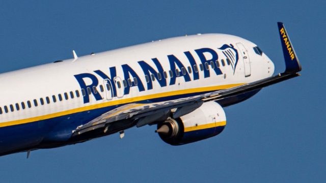 Τι θα συμβεί αν αποχωρήσει η Ryanair από τη Θεσσαλονίκη; Ποιοι θα πληρώσουν το κόστος – Ο φόβος για «εκτόξευση» τιμών