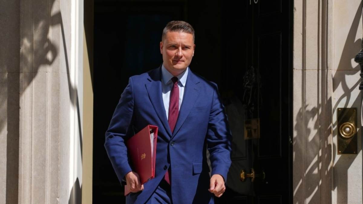 Παραίτηση-σοκ υπουργού Υγείας και ανοιχτό «μέτωπο» κατά Στάρμερ