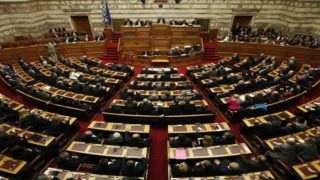 «Μπλόκο» στις αυξήσεις των βουλευτών: Πώς άνοιξε και πώς έκλεισε εσπευσμένα η κουβέντα στη Βουλή
