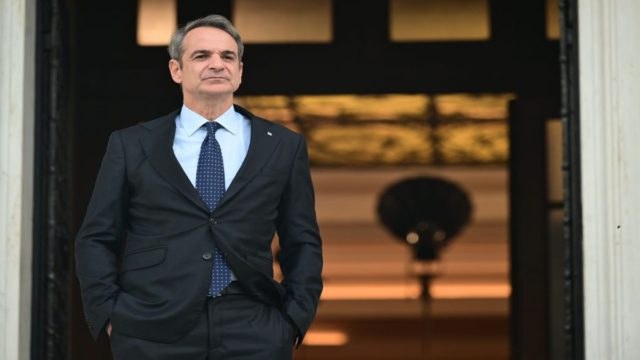 Viral: Ο Κυριάκος Μητσοτάκης σε σχολείο χωρίς θέρμανση αλλά με διαδραστικούς πίνακες! 